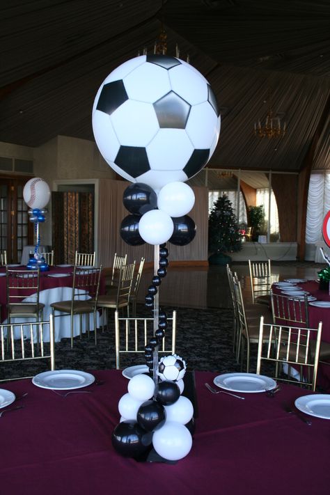 Pastel Messi, Soccer Centerpieces, Soccer Party Decorations, Soccer Banquet, Kids Sports Party, Mitzvah Centerpieces, Banquet Centerpieces, Soccer Birthday Parties, Sports Theme Birthday