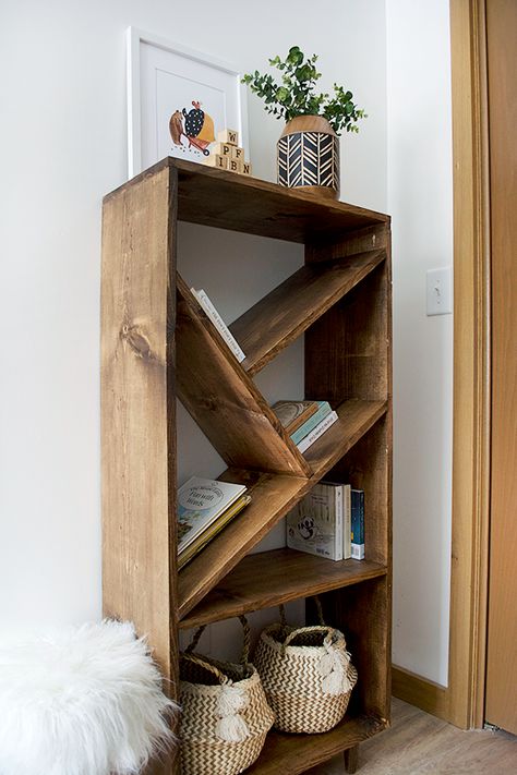 Follow this tutorial to build a gorgeous DIY Modern Bookcase with Angled Shelves Diy Shelves Design, Vintage Nursery Boy, Diy Shelves Ideas, Diy Bookshelves, Modern Baskets, Bookcase Diy, Regal Design, Bookshelf Design, Bookshelves Diy