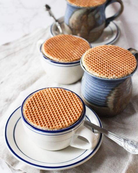 Stroopwafel Aesthetic, Stroop Waffles, Waffle Aesthetic, Dutch Waffles, Caramel Waffles, Food Photography Dessert, Stroopwafel, Easy Baking Recipes Desserts, Delft Blue