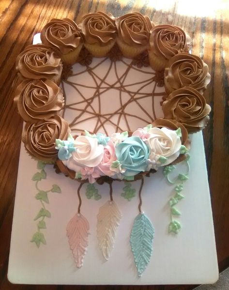 Dream Catcher Baby Shower Cupcake Cake Dream Catcher Cupcake Cake, Dream Catcher Cupcakes, Dream Catcher Birthday Party Ideas, Feather Baby Shower Ideas, Dreamcatcher Cupcakes, Boho Birthday Cupcakes, Boho Birthday Cake, Baby Shower Kuchen, Cupcakes Pretty