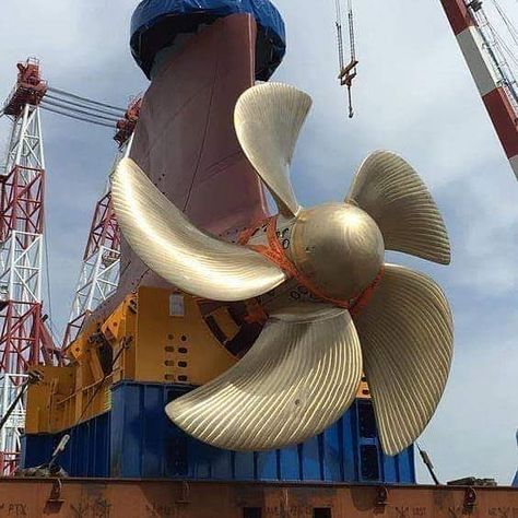 3,476 Me gusta, 7 comentarios - Technical beast (@technicalbeast.me) en Instagram: "Propeller of Ship Follow @technicalbeast.me Source: Unknown No copyright intended All credits to…" Biggest Cruise Ship, Tanker Ship, Boat Propellers, Harmony Of The Seas, Marine Engineering, Merchant Marine, Old Tractors, Bigger Boat, Boats Luxury