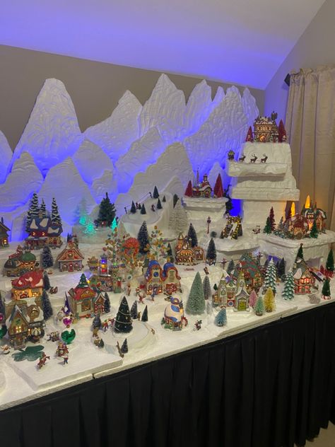 Elf Village Decorations, Diy Christmas Village Platform, Blue Christmas Theme, Disney Christmas Village, Christmas Tree Village Display, Diy Christmas Village Displays, Christmas Tree Village, Decor Christmas Home, Christmas Village Sets