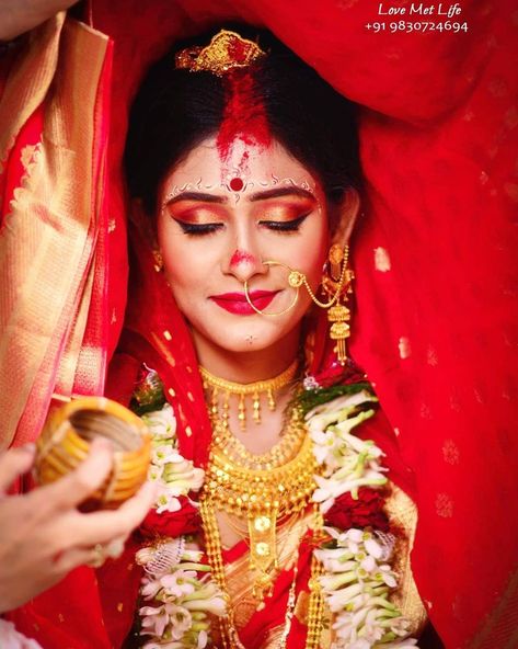 Sindur Dan Pic, Bengali Bride Sindoor Daan, Sindoor Daan Photography, Bride Bengali, Bengali Marriage, Bengali Fashion, Indian Wedding Pictures, Ego Quotes, Makeup Photos