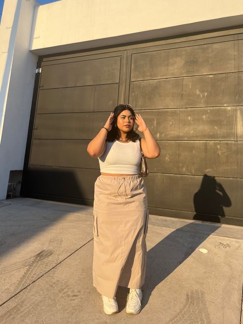 How To Style Half Sleeve Shirt, Long Cargo Skirt Outfit Plus Size, Long Cargo Skirt Outfit, Curvy Poses, Plus Size Summer Outfits Casual, Chubby Outfit Ideas, Plus Size Long Skirts, Girls Maxi Skirt, Cargo Skirt Outfit