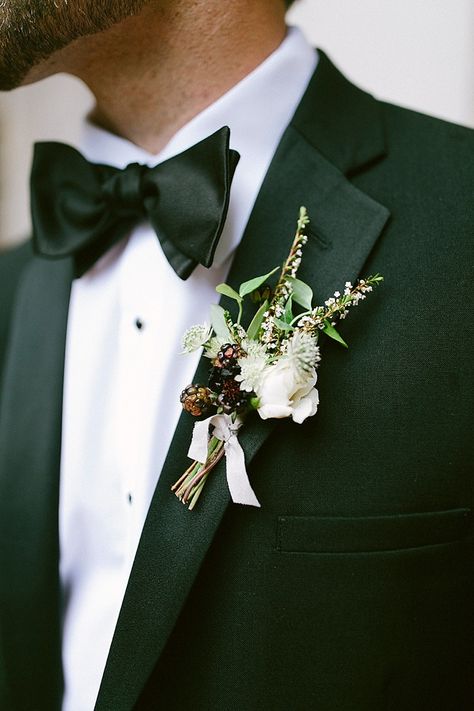 Groom Black Tie Button Hole Berries White Modern Elegance Marble Greenery Gold Wedding Ideas http://www.jettwalkerphotography.com/ Greenery Gold Wedding, Gold Wedding Ideas, Green Wedding Suit, Costume Vert, Dark Green Wedding, Groom Wedding Attire, Emerald Green Weddings, Wedding Suits Groom, Emerald Wedding