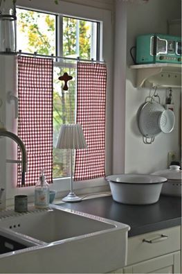 . Cortinas Country, Gingham Curtains, Cozy Kitchen, Shabby Chic Kitchen, Cottage Kitchen, Curtain Designs, New Home Designs, Kitchen Curtains, Furniture For Small Spaces