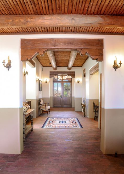 Achenback Canyon — Classic New Mexico Homes New Mexico Home Interior, Adobe Home Interior, Southwest Decor Living Room, New Mexico Home Decor, Santa Fe Style Decor, Southwestern Interior Design, Adobe Style Homes, Mexican Home Design, Spanish Haciendas