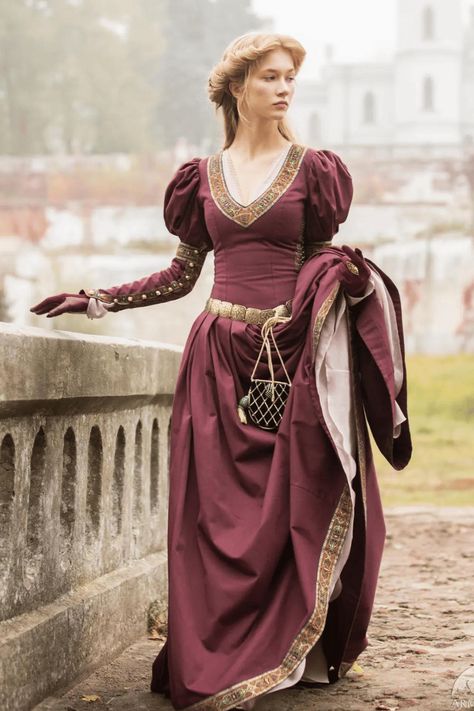 Medieval Costume: 'Princess in Exile' Dress by Arm Street Medieval Princess In Exile, Elegant Cotton Dress, Medieval Dress Princess, Moda Medieval, Medieval Costumes, Medieval Princess, Costume Princess, Velvet Vest, Medieval Costume