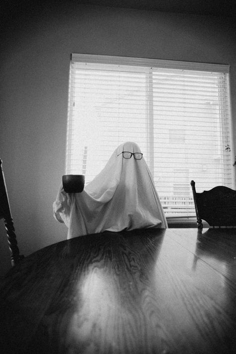 Sheet ghost drinking coffee photo Fun Ghost Photoshoot, Ghost With Coffee Wallpaper, Ghost Coming Out Of Wall, Ghost With Iced Coffee, Ghost Drinking Coffee, Sheet Ghost, Halloween Gif, Coffee Photos, Halloween Drinks