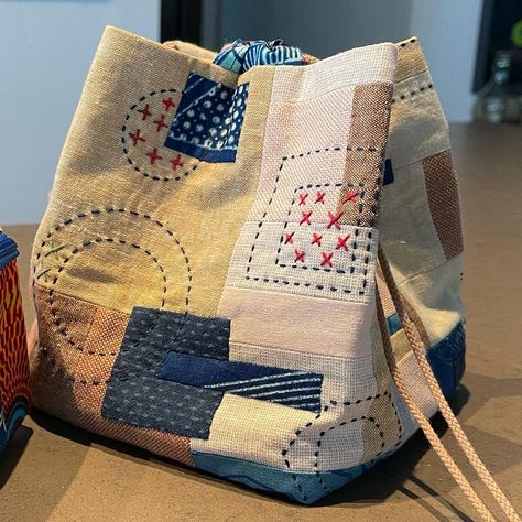 Sue Spargo on Instagram: “I love making these Japanese Rice Bags from @kzstevens pattern. Added stitching using my Shape Easy templates and Eleganza thread. I will…” Tas Denim, Japanese Bag, Rice Bags, Fabric Tote Bags, Japanese Embroidery, Handcrafted Bags, Handmade Purses, String Bag, Patchwork Bags