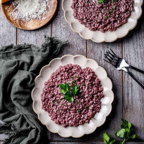 This Red Wine Parmesan Risotto is rich, beautiful and perfect to enjoy on its own or with your favorite protein! Risotto Pressure Cooker, Red Wine Risotto, Wine Risotto, Red Wine Cheese, Cooking With Wine, Red Wine Recipe, Barley Risotto, Wine Blog, Parmesan Risotto