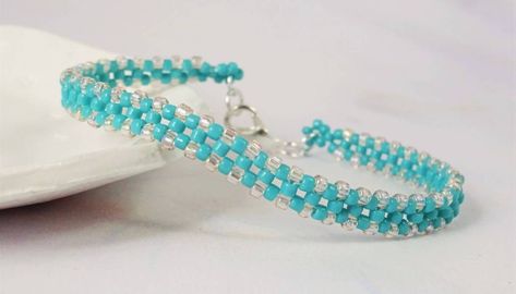 Easy Seed Bead Linked Bracelet – A Beginner Friendly Tutorial – The Artisan Duck Seed Bead Anklet Diy Bracelet Patterns, Easy Seed Bead Bracelet, Seed Bead Bracelet Tutorial, Bead Bracelet Tutorial, Seed Bead Jewelry Tutorials, Seed Bead Anklet, Seed Bead Bracelets Tutorials, Anklets Diy, Linked Bracelet