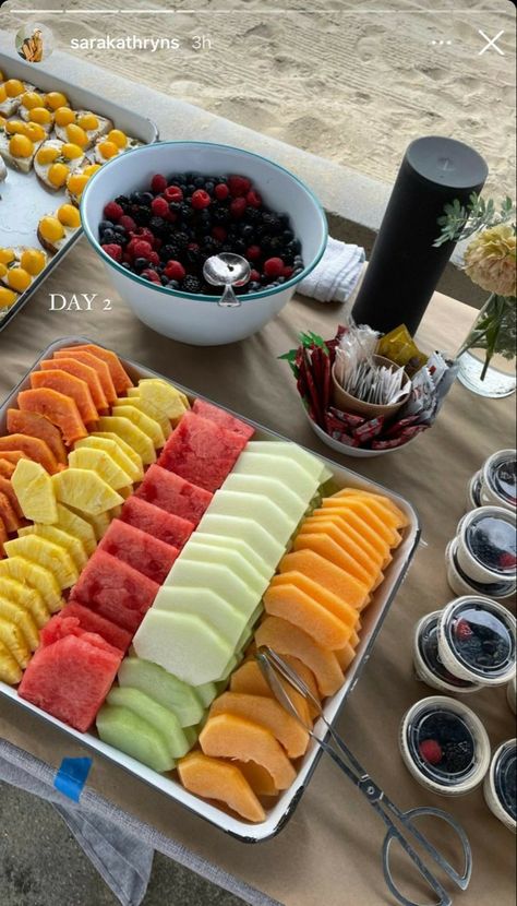 Fruit Picnic Ideas, Intricate Hairstyles, Lake House Food, Food Set Up, Fruit Platter Designs, Catering Ideas Food, Lake Food Ideas, Easy Food Art, Lake Food