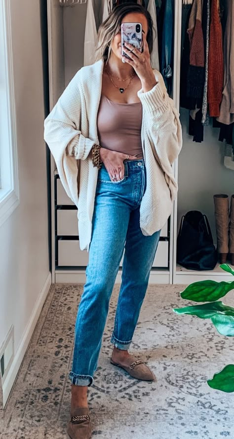 Fall Outfits For College Students, Jeans And Cardigan Outfit Fall, Fall Wfh Outfits, Fall 2022 Casual Outfits, Mom Outfits Fall 2023, Causal Mom Outfits, Cute Mom Fall Outfits, Fall Outfits For California, 2023 Mom Outfits