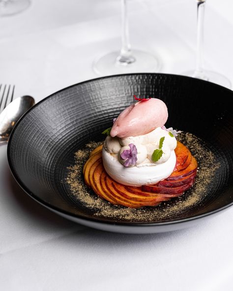 the Train Bleu Pavlova combines peach and verbena for a fresh and gourmet dessert Plated Creme Brulee, Desert Ideas, Dessert Plating, Gourmet Desserts, Food Presentation, Fruit Desserts, Pavlova, The Train, Presentation