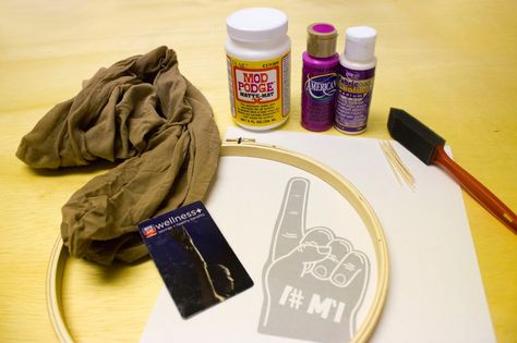 http://hillmade.blogspot.com/2014/01/diy-screen-printing-first-for-me.html Embroidery Hoop Diy, Diy Silk Screen, Diy Embroidery Hoop Stand, Diy Embroidery Thread, Screen Printing Tutorial, Diy Patches Embroidery, Large Embroidery Hoop, Screen Printing Frame, Diy Embroidery Shirt