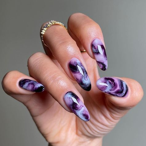 Black And Purple Marble Nails, Dark Purple Marble Nails, Gel Nails Marble, Nails Inspiration Purple, Colorful Marble Nails, Marble Design Nails, Purple Marble Nails, Marvel Nails, Black Marble Nails