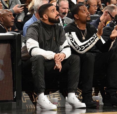 March 9, 2018: Drake sitting courtside w/ Chubbs 😍 Drake Air Force 1 Outfit, Drake Courtside, Drake Air Force 1, The Weeknd Clothes, Sitting Courtside, Drake Instagram, Drake Fashion, Drake Rapper, Rihanna And Drake