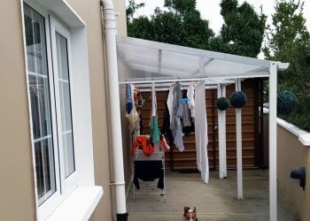 Outdoor area covered by an outdoor canopy Clothes Drying Area Outdoor, Laundry Area Ideas Outdoor, Cloth Drying Ideas Terrace, Clothes Line Ideas Outdoor Deck, Covered Clothes Line Ideas, Balcony Clothes Line, Backyard Laundry Area, Outdoor Washing Area, Clothesline Canopy