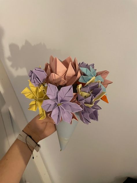 Paper Flower Boquet, Paper Bouquet Diy, Origami Lucky Star, Flower Boquet, Felt Flowers Diy, Flower Bouquet Diy, Paper Bouquet, Door Decorations Classroom, Paper Flower Bouquet