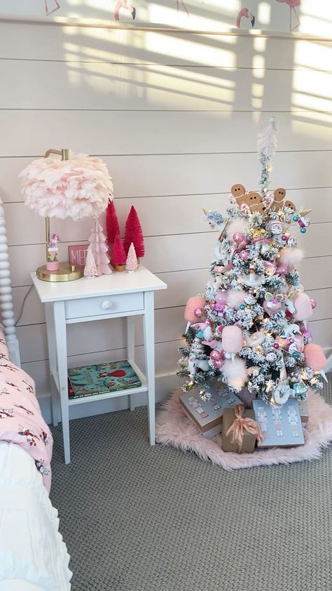 Unicorn Christmas Tree Ideas, Christmas Tree With Pink Ornaments, Tree With Pink Ornaments, Pink And White Christmas Tree, Christmas Deco Ideas, Grinch Christmas Tree Ideas Themed, Christmas Kids Room, Pink And White Christmas, Holiday Bedroom Decor