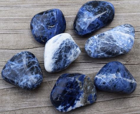 Facts About Sodalite: Meanings, Properties, and Benefits - Gemstagram Sodalite Aesthetic, Sodalite Meaning, Wiccan Candle, Pagan Decor, Sodalite Crystal, Blue Sodalite, Crystal Healing Stones, Power Crystals, Black Skulls