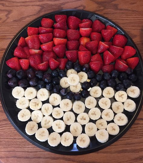 Pokeball of fruit Pokemon Fruit Platter, Pokemon Birthday Snacks, Pokemon Party Snacks, Pokemon Fruit, Pokémon Birthday Ideas, Pokemon Snacks, Pokemon Themed Party, Pokémon Birthday, Kartu Pokemon