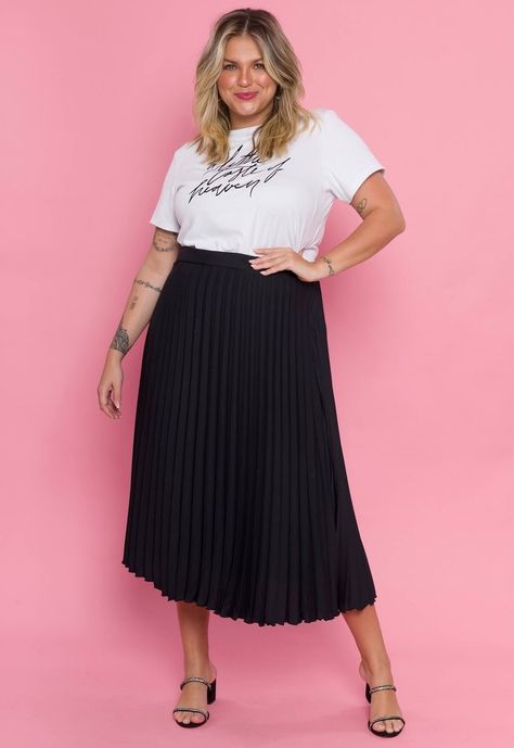 Plus Size High Waisted Skirt, Midi Skirt Plus Size Outfits, Edgy Plus Size Outfits, Nicole Mitchell, Dress Design For Women, Wizard Fashion, Printed Skirt Outfit, Silk Dress Design, Raw Silk Dress