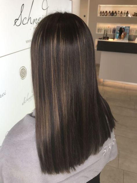 Caramel Highlights On Dark Hair Straight, Deep Brown Hair With Highlights, Highlights On Dark Hair, Chocolate Brown Hair Color Ideas, Hair Styles Short Hair, Styles Short Hair, Brown Hair Inspiration, Balayage Straight Hair, Long Hair Highlights