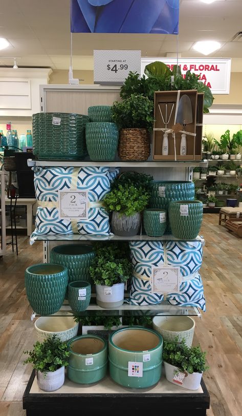 Homegoods Display, Merchandise Display Ideas, Homegoods Endcaps, Tj Maxx Decor, Booth Display Ideas Diy, Gift Shop Interiors, Gift Shop Displays, Garden Center Displays, Ocean Home Decor