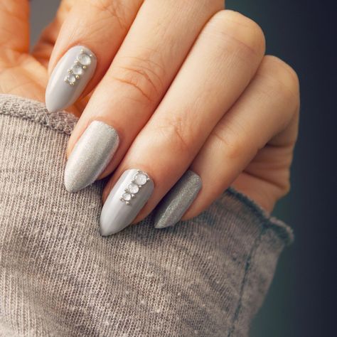 Grey Crystal Nails | Nail Art Tutorial | A very easy nail tutorial wich you create with rhinestones. #glamnails #”nailpaintideaseasy” Grey Nails With Rhinestones, Nail Art With Rhinestones, Art With Rhinestones, Gem Nail Designs, Crystal Nail Art, Nail Art Simple, Nails Rose, Nails With Rhinestones, Grey Nails