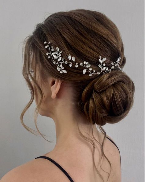 Modern Bridal Hairstyles, Simple Bridal Hairstyle, Curly Bridal Hair, Bridal Hair Tiara, Sanggul Modern, Vintage Bridal Hair, Bridal Hair Veil, Sophisticated Hairstyles, Engagement Hairstyles