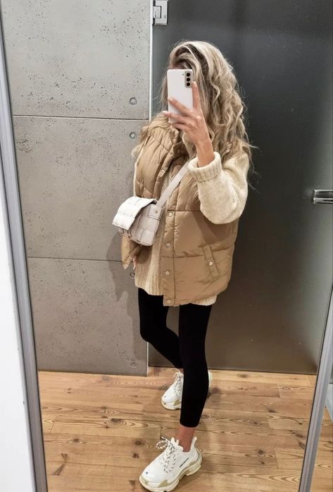 Rainyday Fall Outfit, Outfit Spring 2023 Women, Bodywarmer Outfit Women, Beige Puffer Vest Outfit, Pastel Fashion Outfits, Beige Vest Outfit, Bodywarmer Outfit, Beige Outfit, Cold Outfits