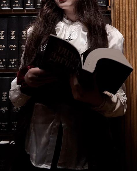 #darkacademia #darkacademiaaesthetic #darkacademiafashion #vampire #bookworm #library Dark Librarian Aesthetic, Dark Academia Vampire Outfit, Vampire Academia Aesthetic, Goth Academia Aesthetic, Witchy Librarian, Goth Librarian, Gothic Academia Aesthetic, Brat Autumn, Vampire Academia