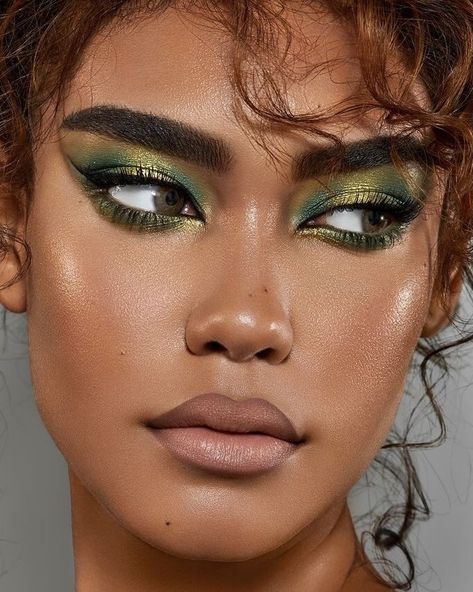 Green Eyeshadow Witch Makeup, Witch Makeup Eyeshadow, Dark Green And Black Makeup, Emerald Green Makeup Ideas, Green Holiday Makeup, Elphaba Makeup Eye, Earth Inspired Makeup, Jungle Makeup Ideas, Hozier Inspired Makeup