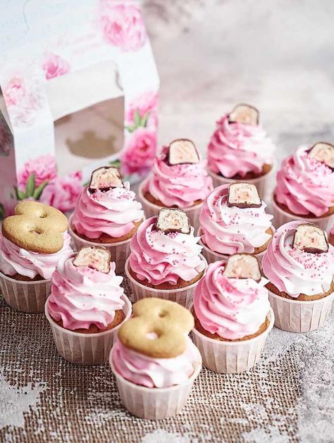 59 Pretty Cupcake Ideas for Wedding and Any Occasion : Sweet pastel Wedding Cupcakes Rustic, Lemon Cupcake, Cupcakes Vanilla, Succulent Cupcakes, Coffee Cupcakes, Pastel Cupcakes, Raspberry Buttercream, Pretty Cupcakes, Buttercream Cupcakes