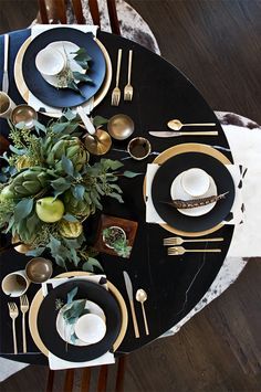 THANKSGIVING: Black or gold napkins, garland, and table overlays as well as chargers, napkin rings, coasters, and wine covers available at alwayselegant.com Winter Tablescapes, Luxury Home Accessories, Glamour Decor, Deco Table Noel, Tafel Decor, Tablescape Inspiration, Christmas Tablescape, Beautiful Table Settings, Thanksgiving Tablescapes