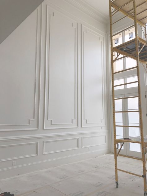 Painting Our Home with Benjamin Moore - Rach Parcell Green Family Rooms, Wainscoting Styles, Kitchen Wall Colors, Desain Furnitur Modern, Colored Ceiling, Wall Trim, 아파트 인테리어, Living Room Ceiling, White Cabinetry