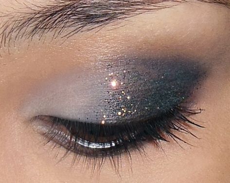 Christmas Eye Makeup, New Years Eve Makeup, Makeup Tip, Beauty Make-up, Glitter Eyes, Makeup Box, Gorgeous Eyes, Glitter Makeup, Eye Make