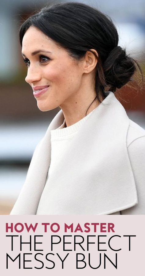 How does Meghan Markle keep her messy bun from falling out? #messybun #easyhairstyles #royals #hairtips Meghan Markle Hair, Perfect Messy Bun, Perfect Cat Eye, Fall Makeup Looks, Princesa Diana, Fall Makeup, Smokey Eye Makeup, How To Apply Makeup, Messy Bun