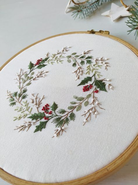 Christmas Wreath Embroidery, Wreath Embroidery Pattern, Christmas Embroidery Ideas, Folk Christmas, Embroidery Ornament, Christmas Hand Embroidery, Christmas Applique Designs, Embroidery Ornaments, Wreath Embroidery