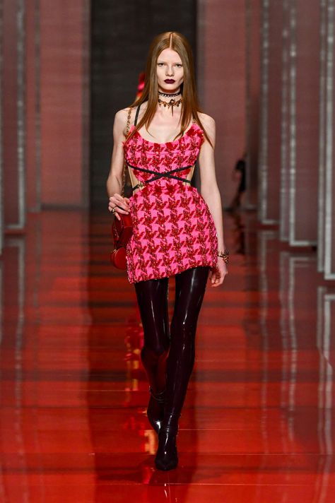 Versace Fall Winter 2022, Versace 2022, Rich Girl Outfits, Classy Vibes, Met Gala Outfits, Fashion Journal, Runway Fashion Couture, Versace Fashion, Fashion Journals