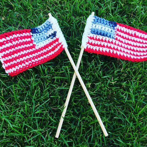 Create a crochet flag for the 4th of July! This photo tutorial guides you through the steps to crochet a quick flag for those patriotic holidays. Fourth Of July Crochet, Crochet Flag, Crochet Garland, Crochet Shrug Pattern, Shrug Pattern, Flag Pattern, Mini Flags, Flag Photo, Crochet Quilt