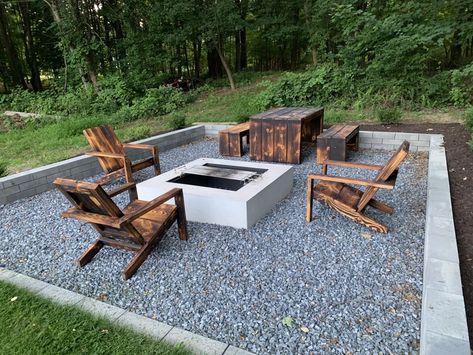 Modern Fire Pit Ideas Backyard, Square Fire Pit Ideas, Backyard Fire Pit Ideas Lounge Areas, Fire Pit Patio Set, Outside House Decor, Modern Outdoor Firepit, Backyard Firepit Area, Fire Pit Bench, Bonfire Pits