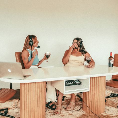 Female Podcast Aesthetic, Best Friend Podcast Photoshoot, Women Podcast Aesthetic, Group Podcast Photoshoot Ideas, Podcast Photo Shoot Ideas, Podcast Host Photoshoot, Podcast Shoot Ideas, Podcast Photoshoot Ideas Women, Podcast Photo Shoot