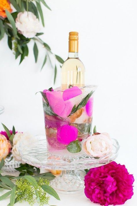 DIY frozen wine bucket - sugar & cloth #partyideas #entertainingdiys #cocktails Diy Ice Bucket, Floral Ice Bucket, Make Your Own Wine, Floral Ice, Flower Ice, Elegant Entertaining, Wine Event, Colorful Cocktails, Wine Bucket