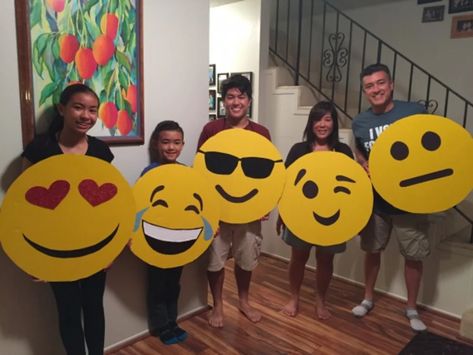 Fun last-minute group family DIY Halloween costume: Emoji Outdoor Halloween Ideas, Emoji Costume Diy, Halloween Emoji Game, Emoji Halloween Costume, Emoji Costume, Emoji Tshirts, Meme Diy Halloween Costumes, Mummy Dogs, Family Halloween Costume