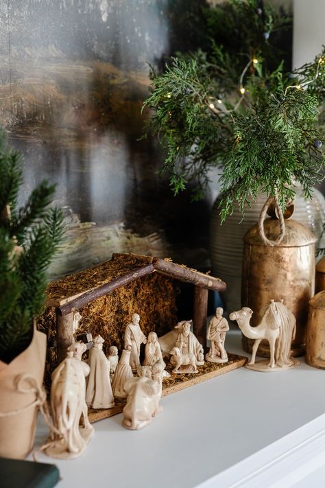 Nativity Set Under Tree, Willow Nativity Display Ideas, Christmas Manger Decor, Christmas Aesthetic Nativity, How To Style A Nativity Scene, Christmas Decor Ideas Nativity, Nativity Scenes Christmas, Beautiful Nativity Scene, Navity Tree