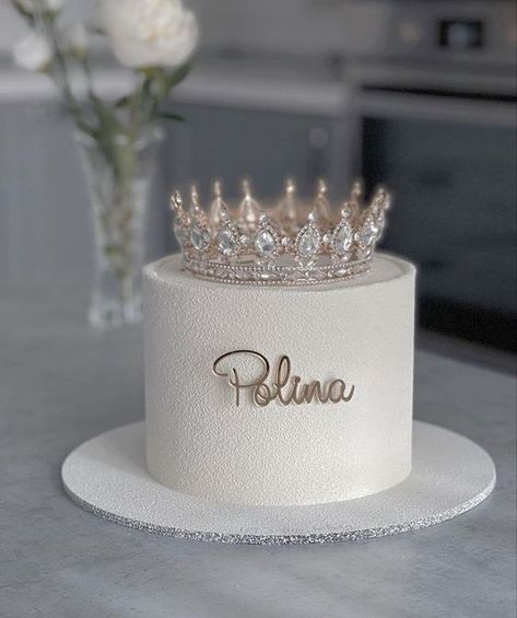 Cake Crown Design, 35th Birthday Themes For Women, Cakes With Crowns, Crown Cake Ideas, White Bday Cake, Birthday Cake With Crown, Elegant Birthday Cakes For Women, Crown Birthday Cake, Birthday Cake Crown