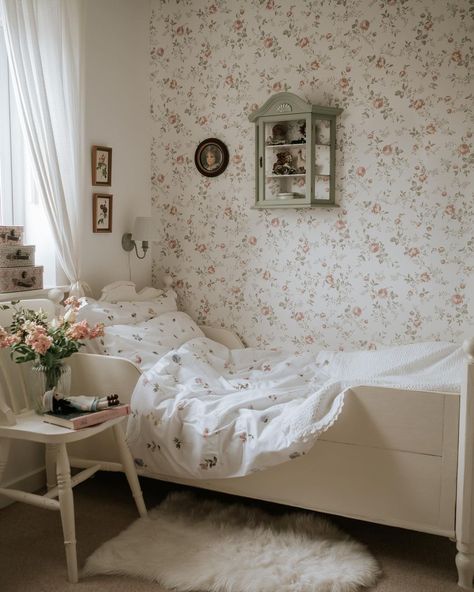 @sara_mylittlegirl on Instagram: “Cosy Sunday 🌸🤍 . . .…” Vintage Toddler Rooms, Vintage Girls Rooms, Vintage Kids Room, Toddler Bedroom Girl, Toddler Girl Room, Nursery Room Inspiration, Girly Room, Toddler Bedrooms, Artwork Online